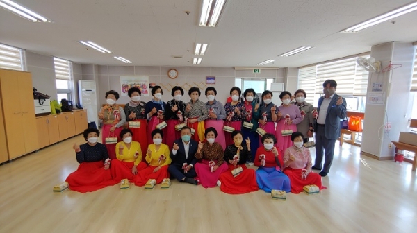 ▲영광군은 영광군노인복지관에서 ‘제50회 어버이날’을 기념하여 어르신들을 축하하고 공경과 감사의 마음을 담은 카네이션을 전달했다.(사진제공=영광군)