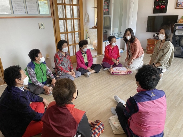 ▲무안군 일로읍은 지난 3일 마을 경로당 27곳에 쌀과 카네이션을 전달했다.(사진제공=무안군)