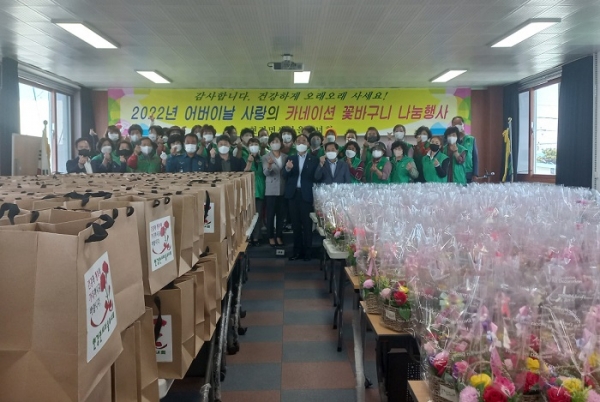 ▲무안군 현경면 새마을부녀회는 지난 4일 어버이날을 맞아 효(孝)꾸러미를 전달했다.(사진제공=무안군)