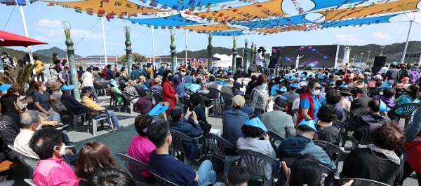 ▲지난 7일 강진 마량놀토수산시장이 3년 만에 개장하면서 많은 인파가 몰렸다.(사진제공=강진군)