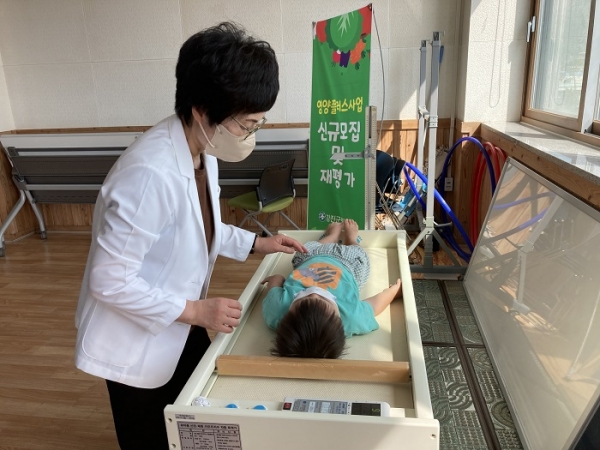▲보건소에서 영양플러스 사업 신청 아동 발달상황을 검사하고 있다.(사진제공=강진군)