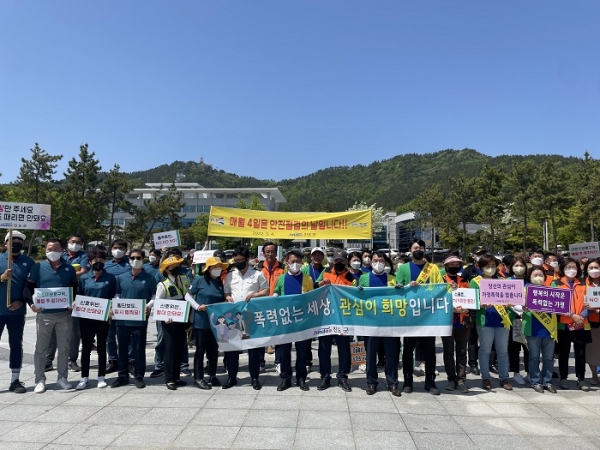 ▲진도군은 가정의 달을 맞아 최근 진도읍 철마광장~아리랑사거리에서 안전문화운동과 가정폭력예방 캠페인을 실시했다.(사진제공=진도군)