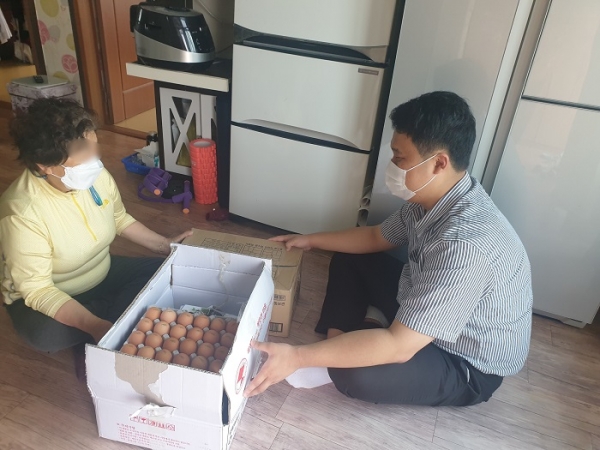 ▲무안군 해제면은 지난 6일 학기 중 결식이 우려되는 아동이 있는 32가구에 부식을 전달했다.(사진제공=무안군)