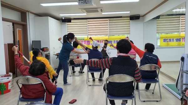 ▲무안군은 방문보건사업 등록자와 뇌병변·지체장애인 등 170여명을 대상으로 함께하는 고혈압·고지혈증·당뇨 교실과 건강독립, 홀로서기 재활 프로그램을 운영하고 있다.(사진제공=무안군)