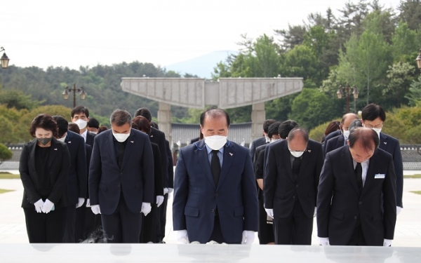 ▲장휘국 광주시교육감과 시교육청 간부 40여 명이 제42주년 5·18민주화운동 기념일을 앞둔 11일 국립 5·18민주묘지와 망월동 민족민주열사묘역을 참배했다.(사진제공=광주광역시교육청)