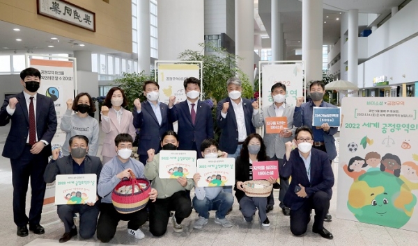 ▲전남도는 12일 도청 윤선도홀에서 공정무역을 널리 알리기 위한 홍보 활동을 갖고 기념촬영을 하고 있다.(사진제공=전라남도)