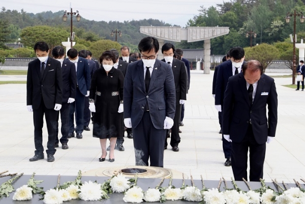 ▲전라남도교육청 간부 공무원들이 제42주년 5·18민주화운동 기념일을 맞아 12일 광주 북구 국립 5·18민주묘지를 합동 참배했다.(사진제공=전라남도교육청)