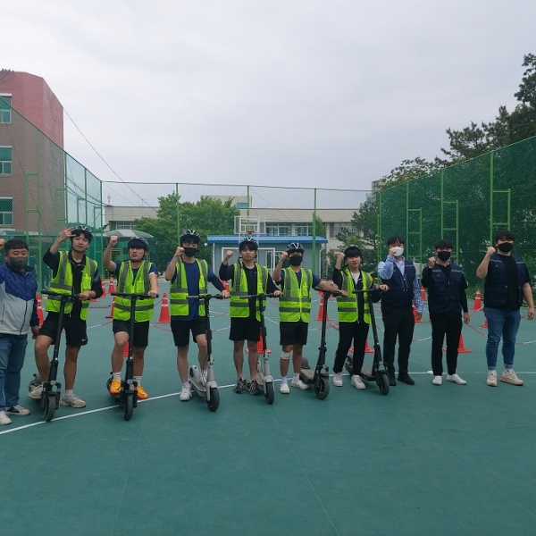 ▲전라남도교육청이 사단법인 한국스마트이모빌리티협회(KEMA)와 함께 개인형 이동수단(PM)인 전동킥보드 안전교육을 실시한다.(사진제공=전라남도교육청)