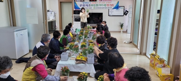 ▲진도군 군내면이 5월 가정의 달을 맞아 어르신들을 위한 원예치료 프로그램을 운영했다.(사진제공=진도군)