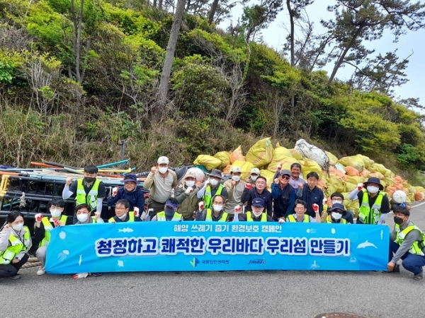 ▲진도군 조도면이 바다의 날을 앞두고 해양쓰레기 정화활동을 실시했다.(사진제공=진도군)