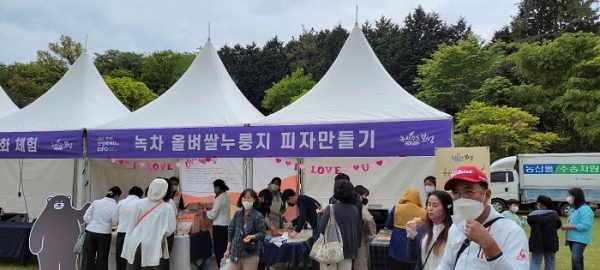 ▲2022 제10회 보성 세계차(茶) EXPO’에 참가해 올벼누룽지 피자만들기 체험 모습(사진제공=보성군)