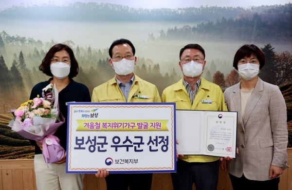 ▲겨울철 복지위기가구 발굴 지원 보성군 우수군 선정(사진왼쪽부터 주민복지과 최보연주무관,보성군수 권한대행 박우육 부군수, 임오모 주민복지과장, 박은정 희망복지지원계장. 사진제공=보성군)