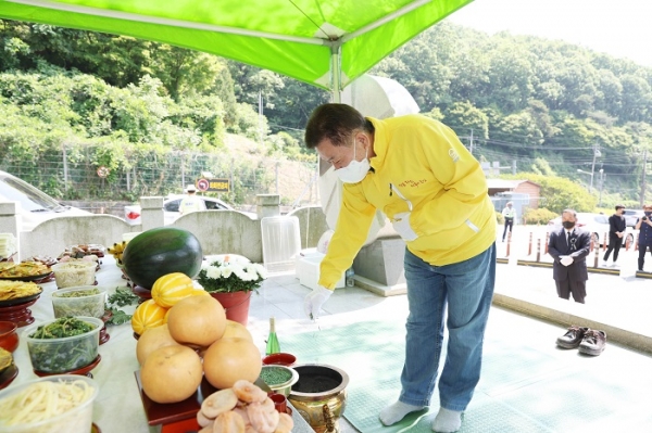 ▲구충곤 화순군수가 5·18 추모비 앞에서 오월영령에게 분향하는 모습(사진제공=화순군)