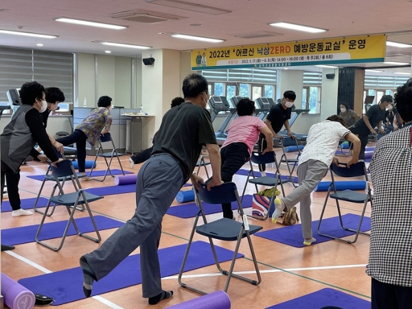 ▲무안군은 낙상 고위험군인 60세 이상 어르신 대상으로 낙상ZERO 예방운동교실을 운영하고 있다.(사진제공=무안군)