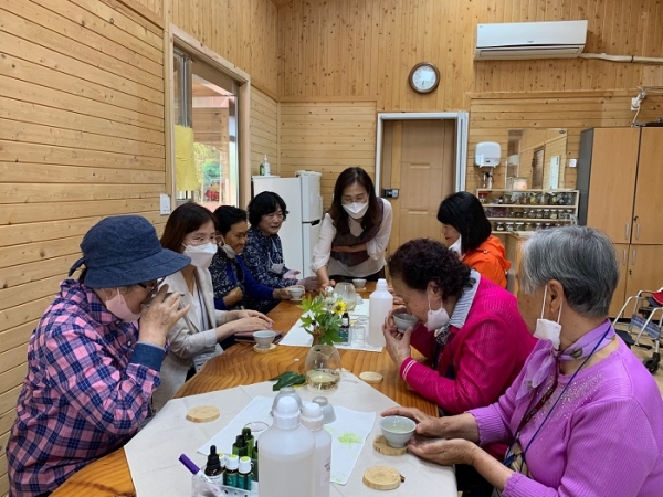 ▲장흥군보건소는 재가 장애어르신 편백숲 우드랜드 산림치유 체험에 참여했다.(사진제공=장흥군)