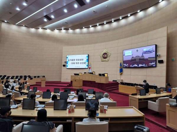 ▲전남학생의회 상반기 정기회가 전라남도의회 본희의장에서 열렸다.(사진제공=전라남도교육청)