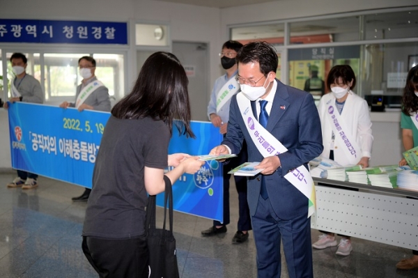▲문영훈 광주광역시 행정부시장이 19일 오전 시청 행정동 입구에서 출근하는 직원들을 대상으로 청렴캠페인을 하고 있다.(사진제공=광주광역시)