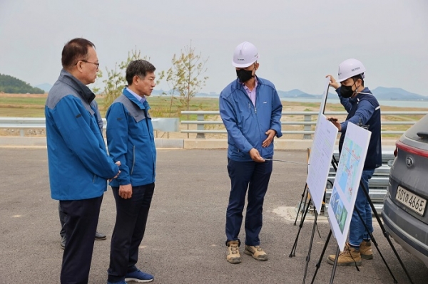 ▲곽준길 해남군수 권한대행은 19일 관내 산이면 일원에서 추진되고 있는 해남·영암 관광레저형 기업도시 및 진입도로 개설공사 현장점검을 실시했다.(사진제공=해남군)