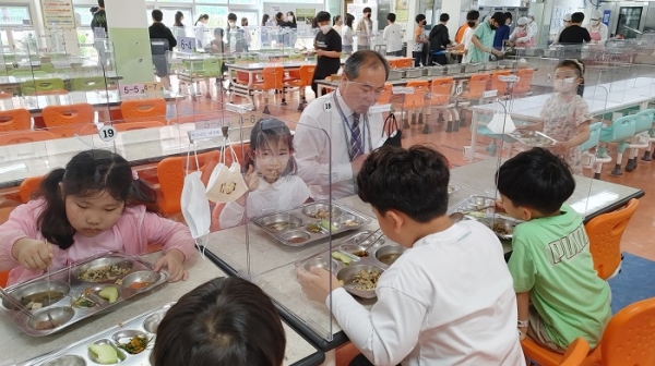 ▲전라남도교육청이 도내 모든 학교를 대상으로 매월 1회 ‘저탄소 학교급식의 날’을 운영한다.(사진제공=전라남도교육청)