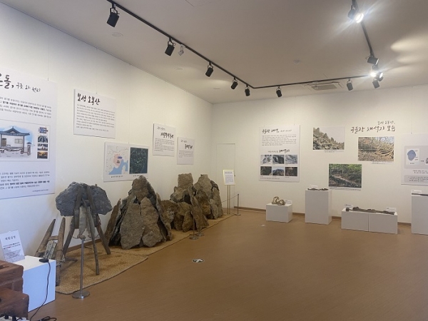 ▲보성군은 한국차박물관 기획전시실에서 열리고 있는 특별전 ‘온기(溫氣)품은 돌, 오봉산 구들장’이 성황리에 진행 중이다.(사진제공=보성군)