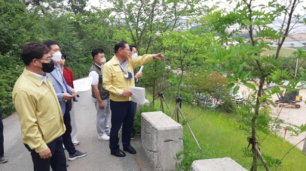 ▲무안군은 지난 20일 운남면 혜운사 일원에서 추진 중인 청화대종사 기념사업 건립공사 추진사업 현장점검을 실시했다.(사진제공=무안군)