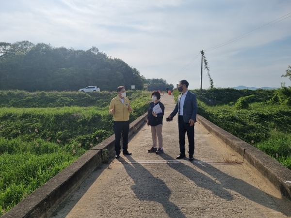 ▲김장오 영광군수 권한대행은 지난 23일 군남면 동간리에 위치한 위험교량인 장고교를 점검했다.(사진제공=영광군)