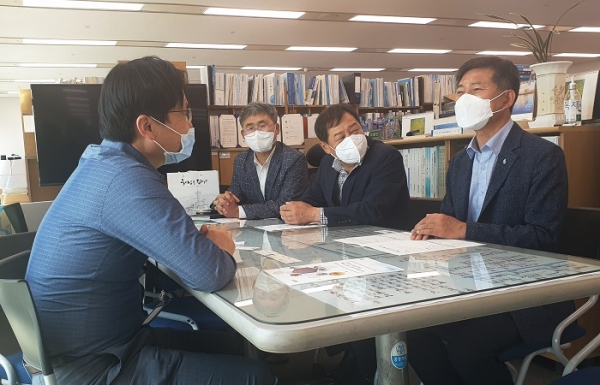 ▲곽준길 해남군수 권한대행과 군 관계자들은 24일 정부세종청사를 방문해 송지면 정수장 개량을 비롯해 읍면지역 하수처리장 및 하수관로 정비를 위한 국비 지원을 건의했다.(사진제공=해남군)