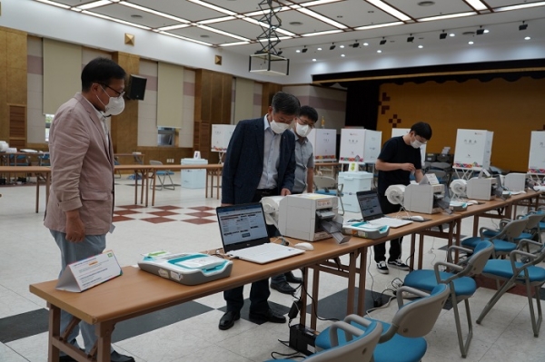 ▲곽준길 해남군수 권한대행이 사전투표소 현장점검을 실시하고 있는 모습(사진제공=해남군)