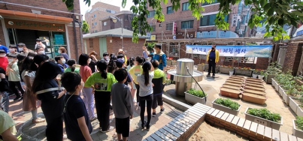 ▲해남군이 학교 급식쌀을 공급하는 서울시 소재 초등학교에 친환경 벼 재배과정을 한눈에 관찰할 수 있는 체험포를 설치했다.(사진제공=해남군)