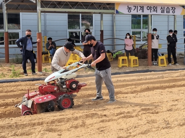 ▲장성군이 영농철을 맞아 청년 농업인 대상 농기계 안전교육을 실시했다.(사진제공=장성군)