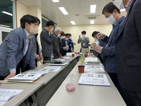 ▲담양군이 지난 20일 읍·면 농업인상담소에서 바이러스 진단키트 사용법 연시회를 추진했다.(사진제공=담양군)