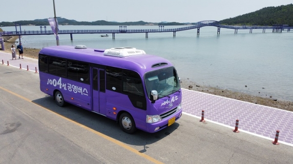 ▲퍼플섬 운행버스 전경(사진제공=신안군)