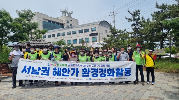 ▲남도사랑 목포시봉사단이 지난 28일 북항 노을공원 해안가 일대의 해양쓰레기를 수거했다.(사진제공=목포시)
