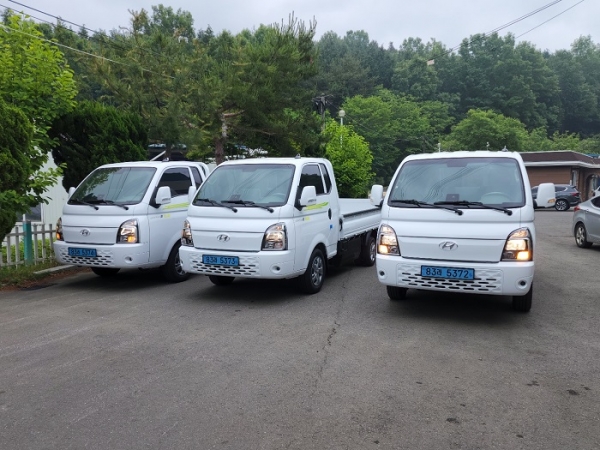 ▲보성군은 환경미화원 근무환경 개선을 위해 전기화물 자동차 3대를 구입해 보급했다.(사진제공=보성군)