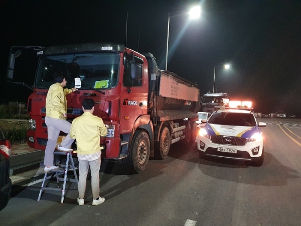 ▲영암군은 아파트, 주택가 등 주거 밀집지역 도로변에 불법 밤샘주차 한 대형 화물자동차와 건설기계에 대해 특별 단속을 실시했다.(사진제공=영암군)