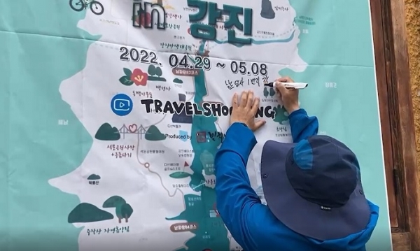 ▲미션 투어에 참여한 김영수TV 유튜버가 강진읍 관광 지도에 기념 사인을 남기고 있다.(사진제공=강진군)