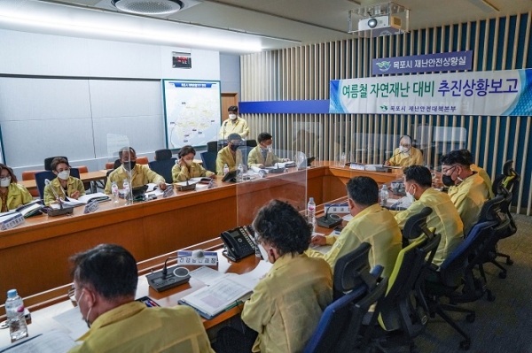 ▲목포시는 지난달 31일 재난안전상황실에서 ‘2022년 여름철 자연재난(태풍․호우․폭염 등)대비 추진상황 보고회’를 개최했다.(사진제공=목포시)