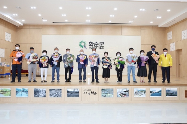 ▲구충곤 화순군수가 군정발전 유공자들과 기념촬영 하는 모습.(사진제공=화순군)