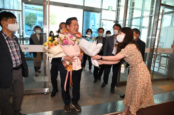 ▲김병내 남구청장은 2일 출근해 축하 인사를 받은 뒤 곧바로 공식 업무에 돌입했다.(사진제공=남구)