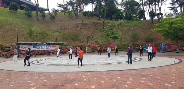 ㅁ보성군은 7일부터 보성읍 신흥동산에서 ‘광장(공원) 체조 교실’ 운영을 시작했다.(사진제공=보성군)