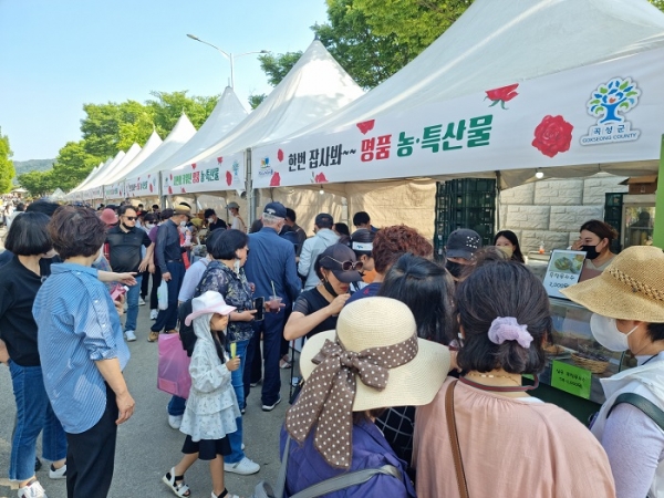 곡성군이 제12회 곡성세계장미축제에서 농특산물 판매장을 운영해 2억 6천만 원의 매출 실적을 달성했다.(사진제공=곡성군)