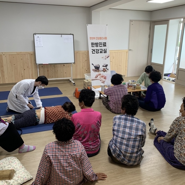 ▲칠량면 한 회관에서 어르신들이 한의약건강증진사업에 참여하고 있다.(사진제공=강진군)