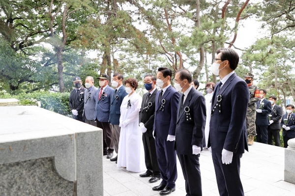 영암군은 현충일을 맞아 6월 6일 영암공원 충혼탑에서 ‘제67회 현충일 추념식’을 개최했다
