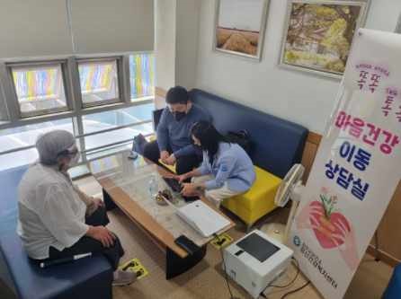 ▲지난달 31일 강진군정신건강복지센터에서 마음건강 이동상담실을 운영하고 있다.(사진제공=강진군)