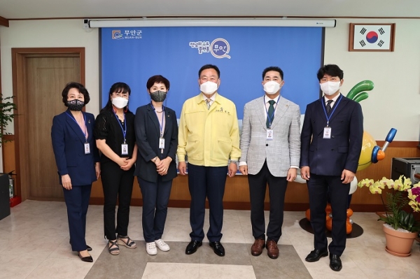 ▲무안군은 지난 8일 군청 군수실에서 공인중개사 명찰 수여식과 부동산 중개 관련 간담회를 개최했다.(사진제공=무안군)