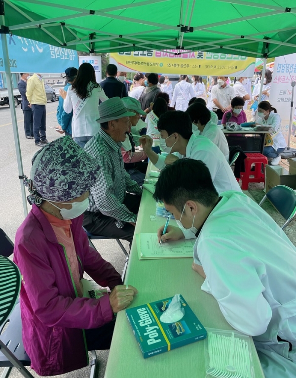 ▲무안군은 지난 9일 제77회 구강보건의 날을 맞아 무안전통시장에서 구강보건의 중요성을 홍보하는 행사를 개최했다.(사진제공=무안군)
