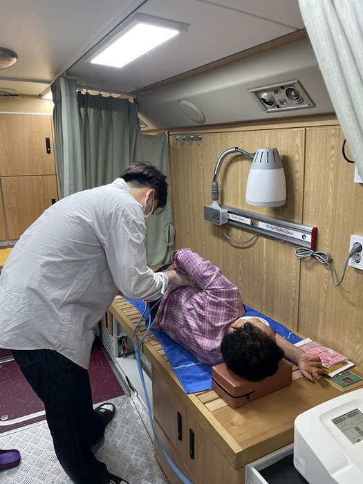 ▲지난 8일 옴천면 황곡경로당에서 물리치료버스를 운영하고 있다.(사진제공=강진군)