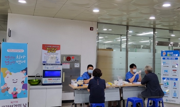▲지난 9일 제77회 구강보건의 날을 맞아 강진군보건소에서 구강검진, 상담을 하고 있다.(사진제공=강진군)