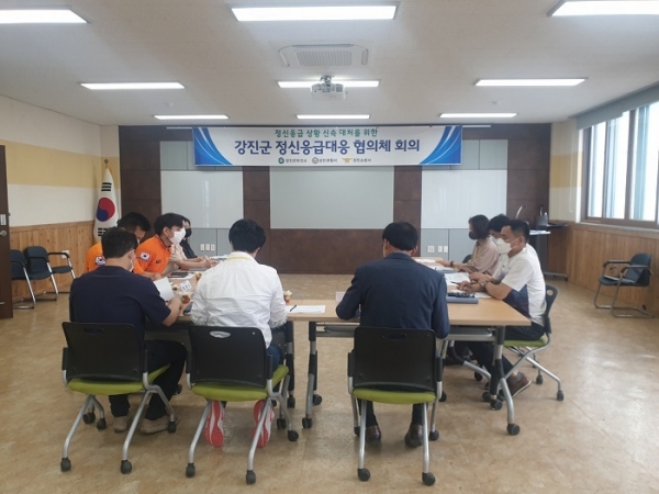 ▲지난 8일 정신응급대응 협의체 회의에 참석자들이 의견을 나누고 있다.(사진제공=강진군)