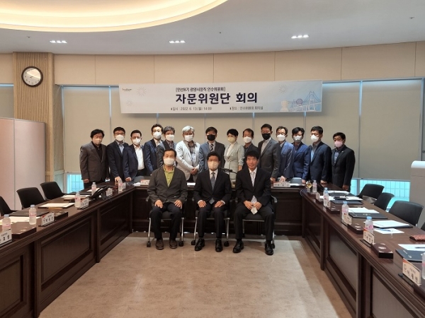 광양시장직 인수위원회가 지난 13일 인수위원회 회의실에서 인수위원회 자문위원 15명을 위촉했다.(사진제공=광양시)